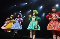 担当カラーを交換したももいろクローバーZ。