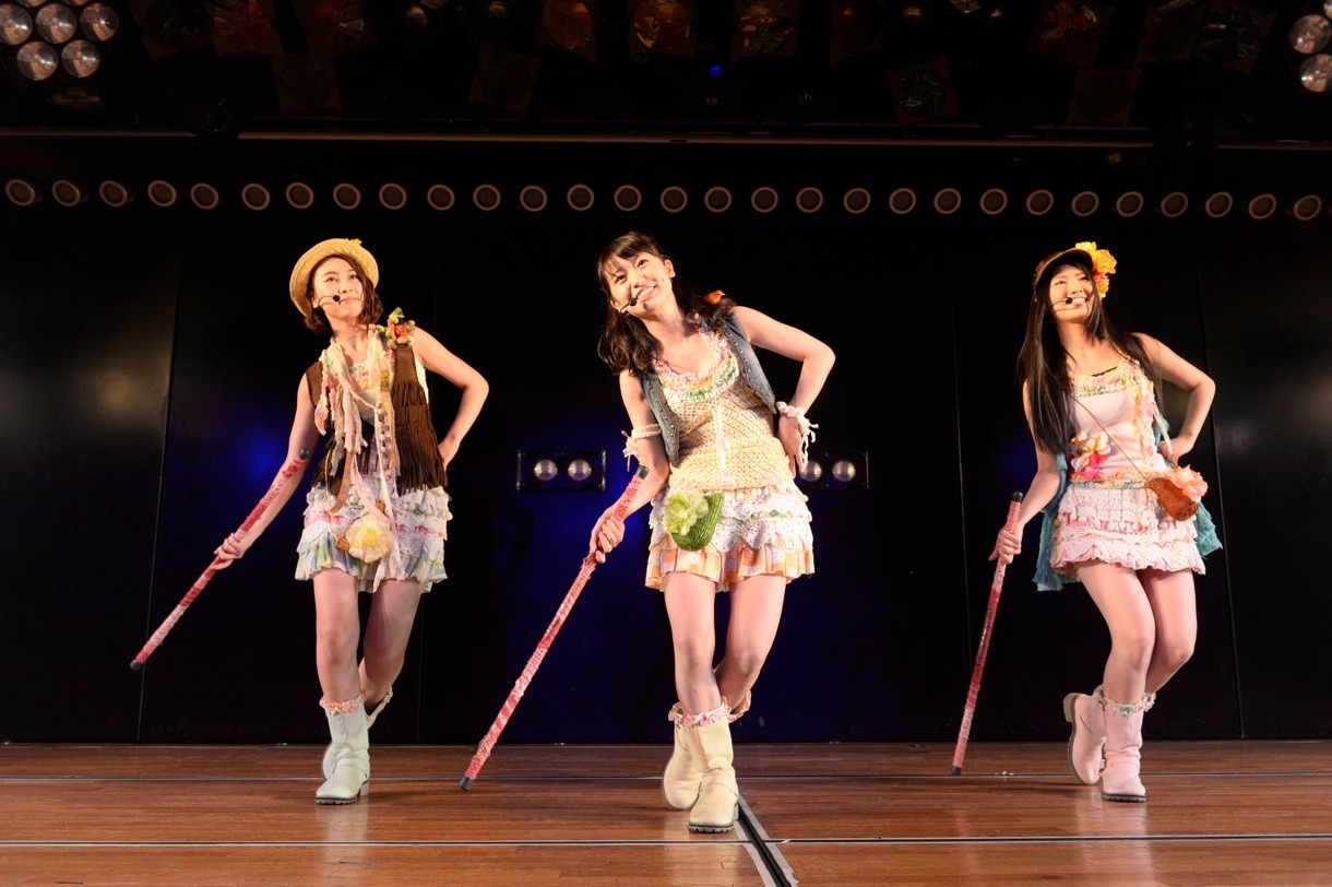「19人姉妹の歌」パフォーマンス中の様子。 (c)AKS