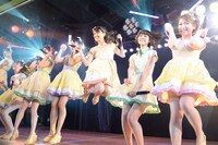 「会いに行こう」を披露するチームK。 (c)AKS