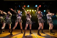 「ボーイフレンドの作り方」を披露するチームK。 (c)AKS