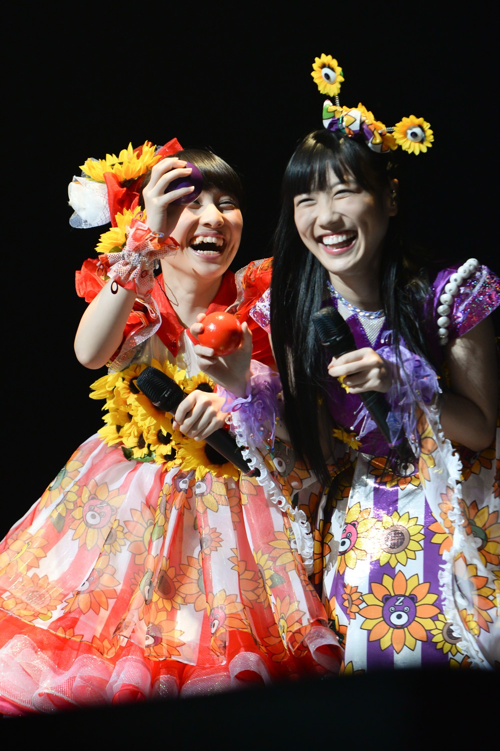 お互いの色のくじを引いた百田夏菜子と高城れに（左から）。