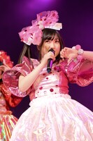 今週の人気の画像10位は「ももクロ、担当カラー交換ライブで混乱パフォーマンス」より、ピンクを担当した有安杏果。