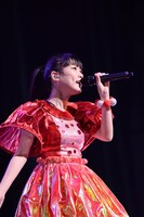 赤を担当した高城れに。