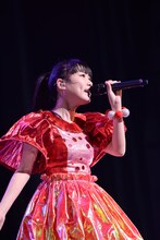 赤を担当した高城れに。