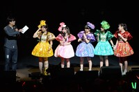 審査の感想を伝える佐藤守道審判長とももいろクローバーZ。