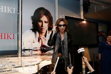 記者陣の質問に答えるYOSHIKI。