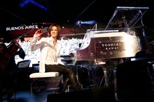 グラミーミュージアム ルーフトップ特設ステージでパフォーマンスを披露するYOSHIKI。