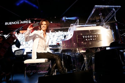 グラミーミュージアム ルーフトップ特設ステージでパフォーマンスを披露するYOSHIKI。