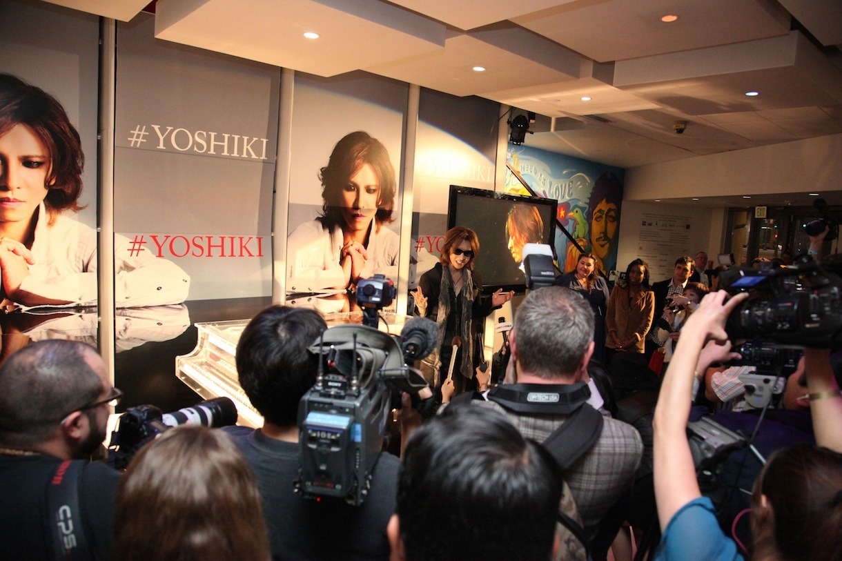 大勢のメディアに囲まれるYOSHIKI。