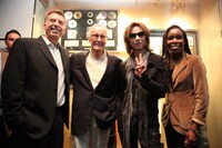 記念撮影に応じるYOSHIKI。