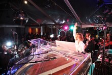 グラミーミュージアム ルーフトップ特設ステージでパフォーマンスを披露するYOSHIKI。