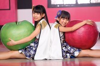 HKT48「桜、みんなで食べた」PVのワンシーン。左から田中美久、矢吹奈子。