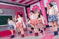 HKT48「桜、みんなで食べた」PVのワンシーン。