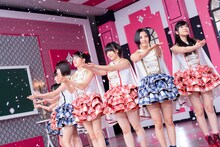 HKT48「桜、みんなで食べた」PVのワンシーン。