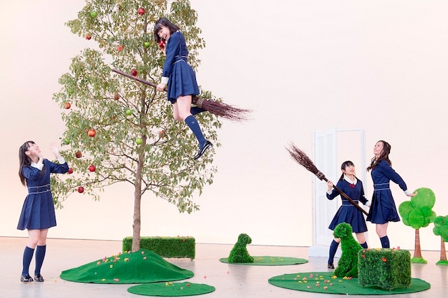 HKT48「桜、みんなで食べた」PV撮影の様子。