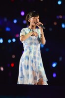 「水玉模様」を歌う生駒里奈。