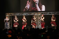 まこと（左）とトークをするJuice=Juice。