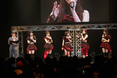 まこと（左）とトークをするJuice=Juice。