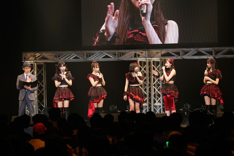 まこと（左）とトークをするJuice=Juice。