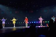 「でこぴん」を歌唱する乃木坂46。