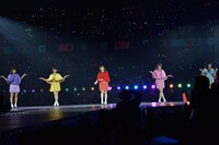 「でこぴん」を歌唱する乃木坂46。