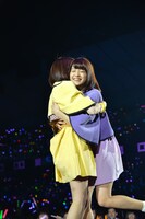 左から橋本奈々未、深川麻衣。