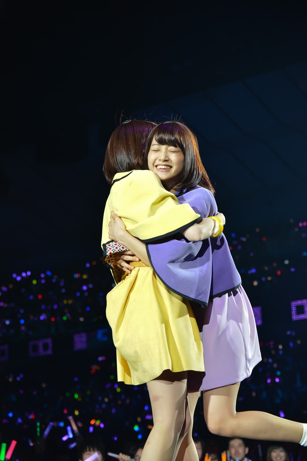 左から橋本奈々未、深川麻衣。