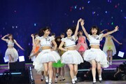 左から若月佑美、星野みなみ、秋元真夏。