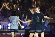 手前左から桜井玲香、若月佑美。