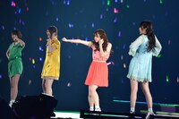 「偶然を言い訳にして」を歌唱する乃木坂46。