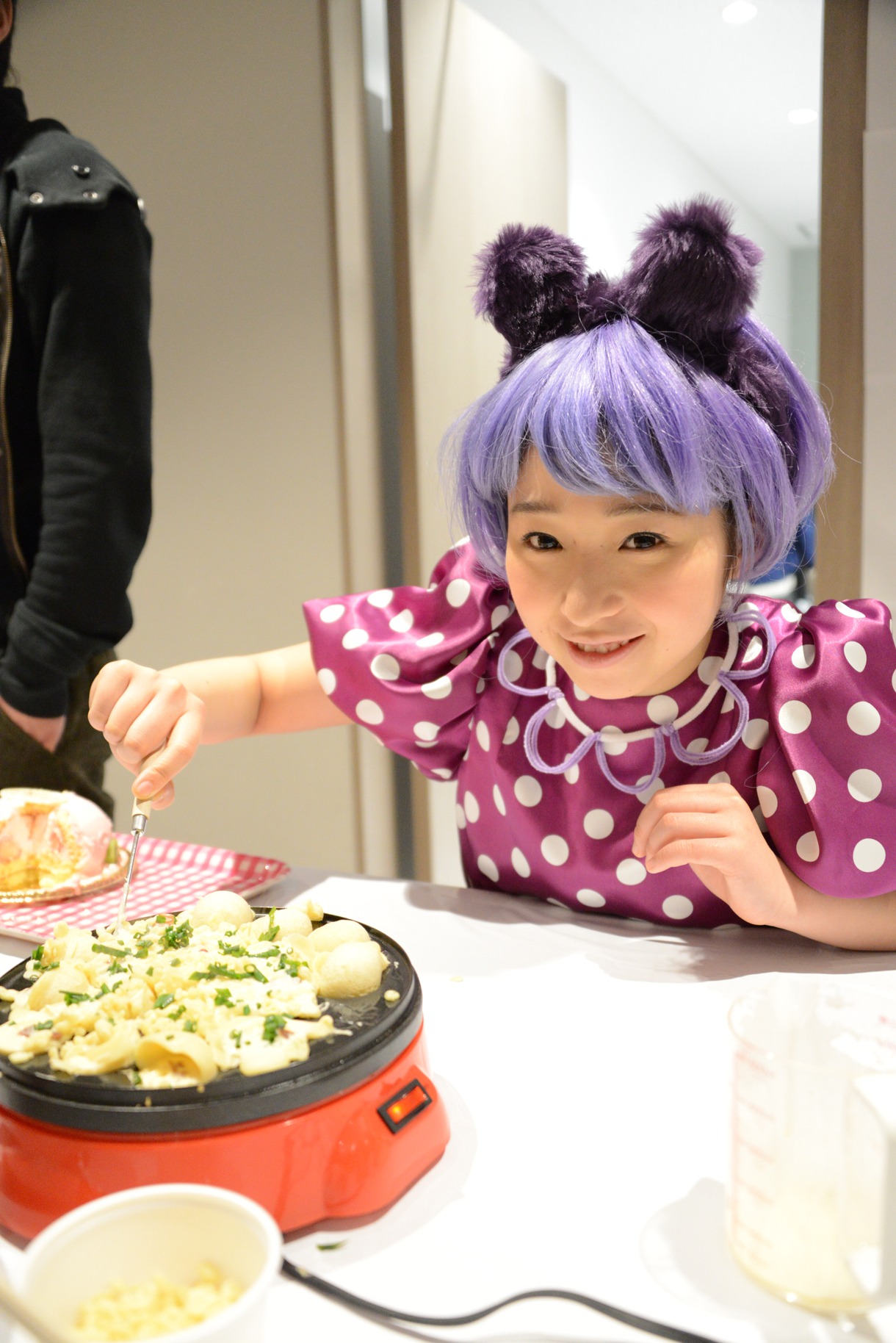 楽屋通路でタコ焼きを焼く大黒柚姫。