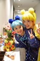 楽屋通路でじゃれる咲良菜緒（写真左）と伊藤千由李（右）。