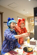 楽屋通路でタコ焼きを焼く咲良菜緒（写真左）と秋本帆華（右）。使用されたタコは前日のライブに登場したものだ。