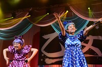 左から大黒柚姫と咲良菜緒。