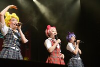 左から伊藤千由李、安藤ゆず、大黒柚姫。