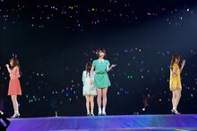 「偶然を言い訳にして」を歌唱する乃木坂46。