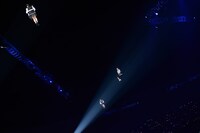 「ここじゃないどこか」を披露する乃木坂46。