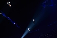 「ここじゃないどこか」を披露する乃木坂46。