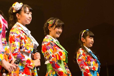 左から渡邉幸愛、浅川梨奈、内村莉彩。