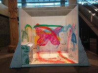 会場ロビーで展示されていた「三つ葉の結びめ」PVのセット。