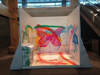 会場ロビーで展示されていた「三つ葉の結びめ」PVのセット。