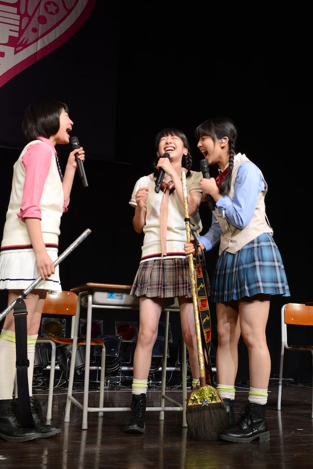 私立恵比寿中学「“自習”vol.2」1時間目の様子。プロデュースは真山りか（中央）。