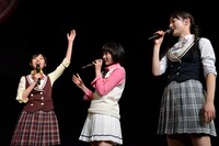 柏木ひなたの申告を受け紅組勝利をコールする鈴木裕乃（左）。