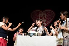 空腹にこらえきれずケーキを強奪する松野莉奈（中央）。