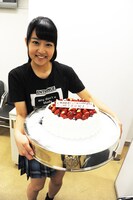 バースデーケーキを抱えた瑞季。