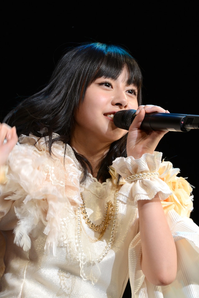 2時間目に杏野なつとのユニットPostgirlsの衣装で登場した鈴木裕乃は冒頭、「なつの心もここ（胸）にしまってがんばります」と宣言した。