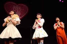 フリンデルガール。左から鈴木裕乃、星名美怜、瑞季。