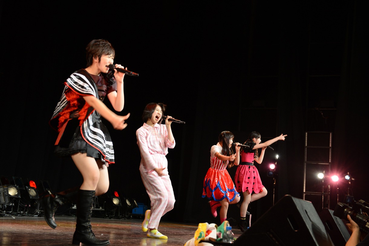 くっつきブンブン。左から安本彩花、柏木ひなた、廣田あいか、松野莉奈。