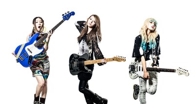 左からSCANDALのTOMOMI、HARUNA、MAMI。