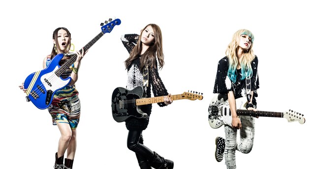 左からSCANDALのTOMOMI、HARUNA、MAMI。